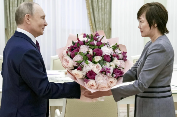 股涨柜 外媒：普京在莫斯科会见安倍晋三遗孀，后者一度落泪