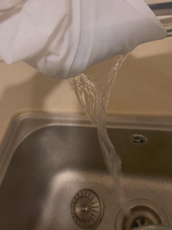 悦配资 杭州多个区域自来水现异味，水务公司辟谣“粪水管接错导致污水”，目前当地多部门介入调查